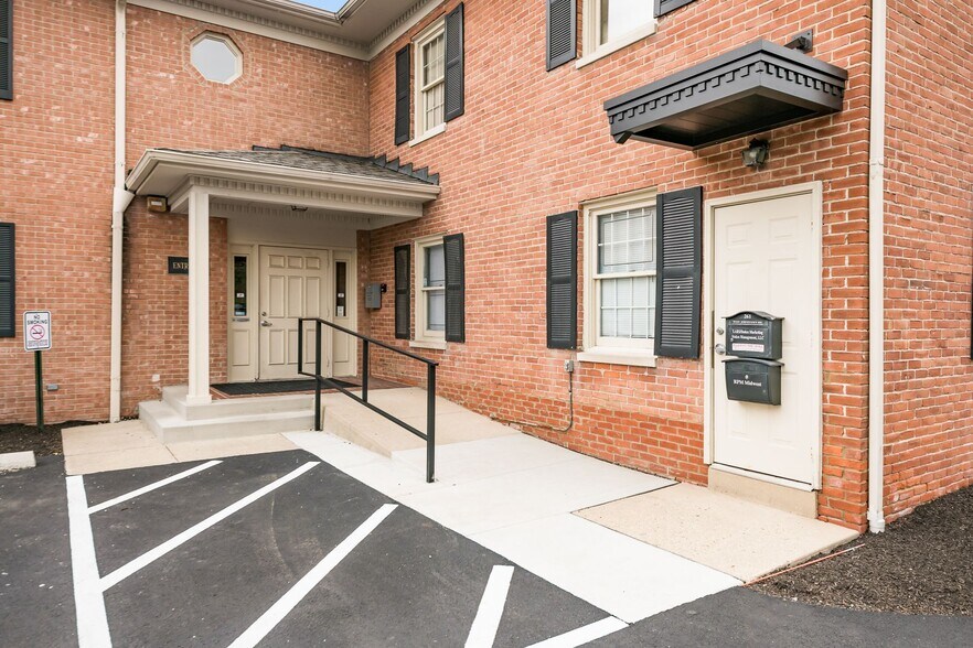 More Photos Of 261 W Johnstown Rd, Columbus Coworking Space