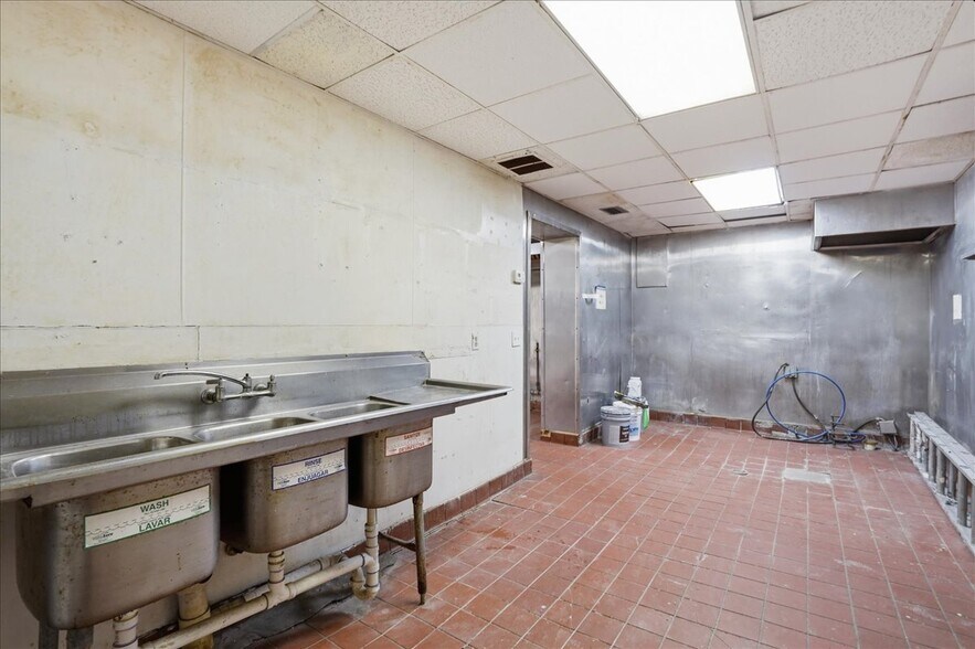 More Photos Of 337 8th Ave W, Palmetto Restaurant For Sale