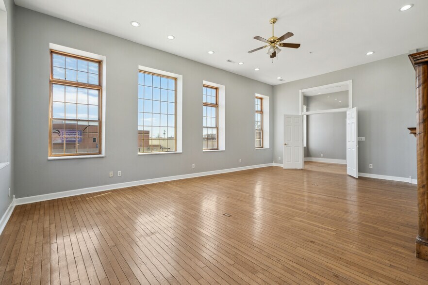 More Photos Of 626-632 Sycamore St, Waterloo Storefront Retail Office For Sale