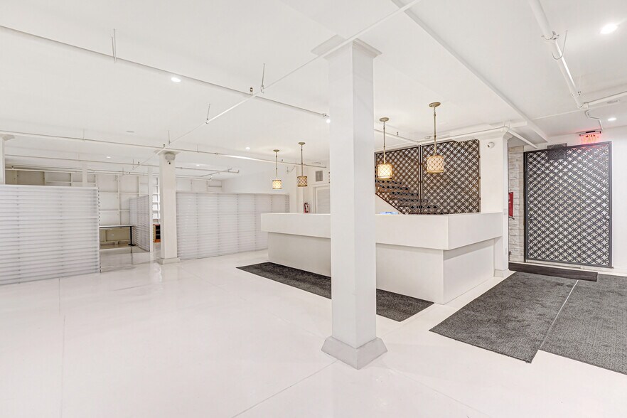 More Photos Of 530 Santa Monica Blvd, Santa Monica Storefront For Lease