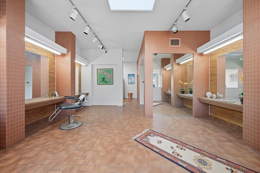 More Photos Of 901-909 S Pacific Coast Hwy, Redondo Beach Storefront For Sale