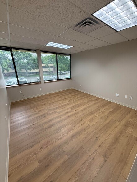 More Photos Of 8435 Keystone Crossing, Indianapolis Office For Lease