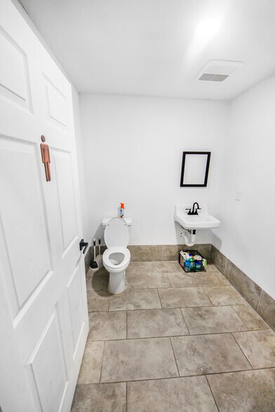 More Photos Of 4202 Canal St, Houston Freestanding For Lease