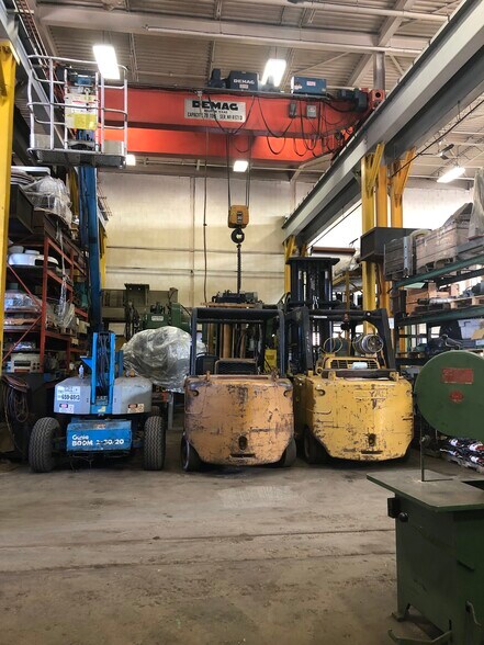 More Photos Of 160 Norfinch Dr, Toronto Manufacturing For Lease