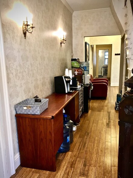 More Photos Of 40 Russ St, Hartford Unknown For Lease