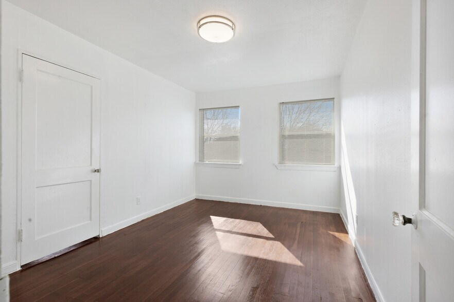 More Photos Of 5804 Newcastle St, Bellaire Office For Lease