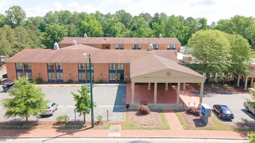 More Photos Of 351 York St, Williamsburg Hotel For Lease