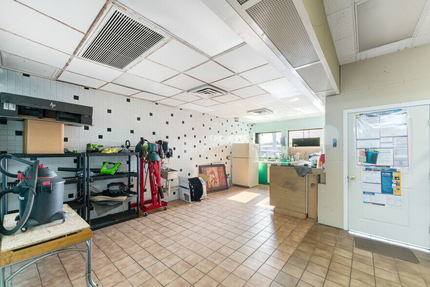 More Photos Of 910 Cattlemen Rd, Sarasota Auto Repair For Lease