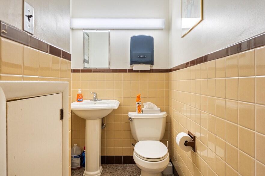 More Photos Of 6920 Motor Inn Dr, Huntingdon Hotel For Sale