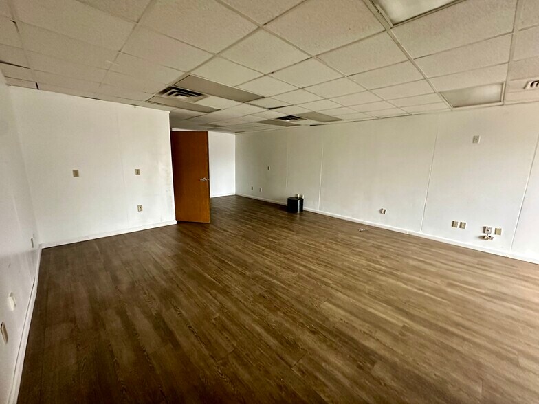 More Photos Of 6810 S Cedar St, Lansing Storefront Retail Office For Lease