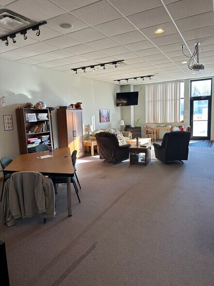 More Photos Of 1000 W Wisconsin Ave, Appleton Unknown For Lease