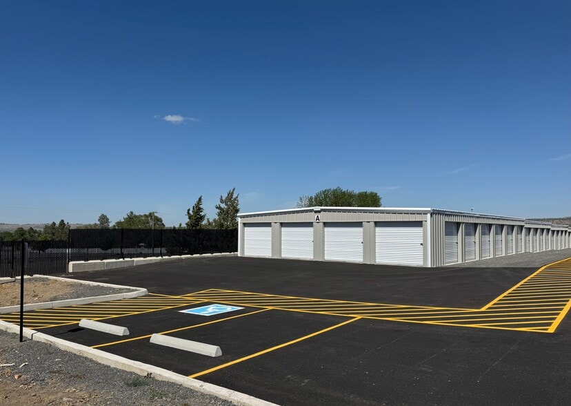 More Photos Of 1451 Olive st, Madras Self Storage For Sale