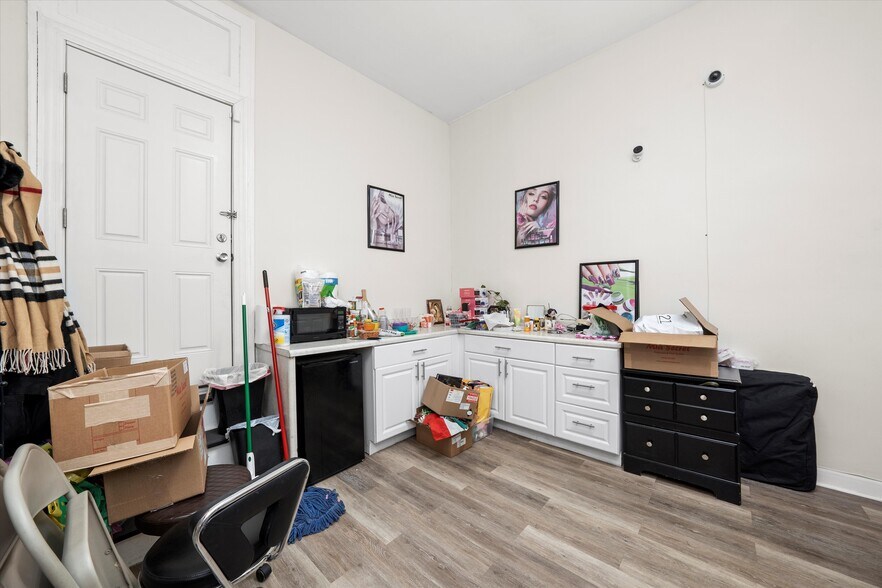 More Photos Of 1056 N Ashland Ave, Chicago Storefront Retail Residential For Lease