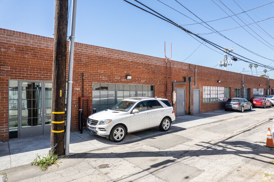 More Photos Of 1745 Berkeley St, Santa Monica Light Manufacturing For Lease