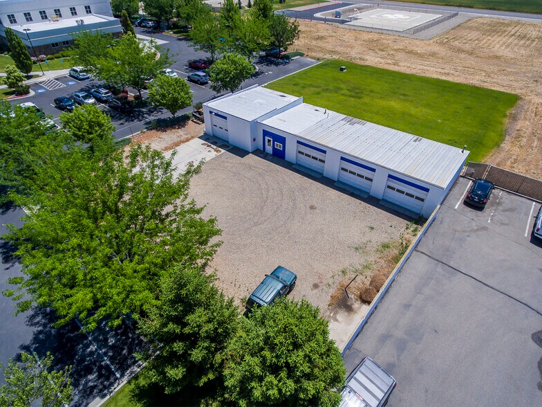 More Photos Of 1010 NW 16th St, Fruitland Auto Repair For Sale