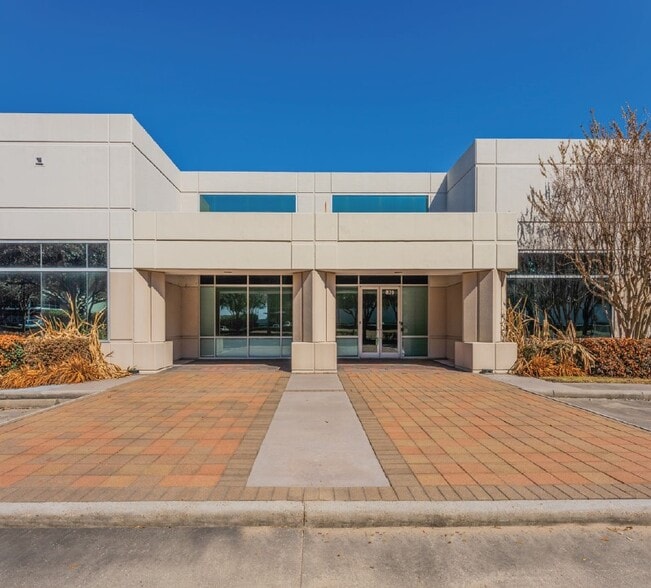 More Photos Of 820 Gears Rd, Houston Manufacturing For Lease