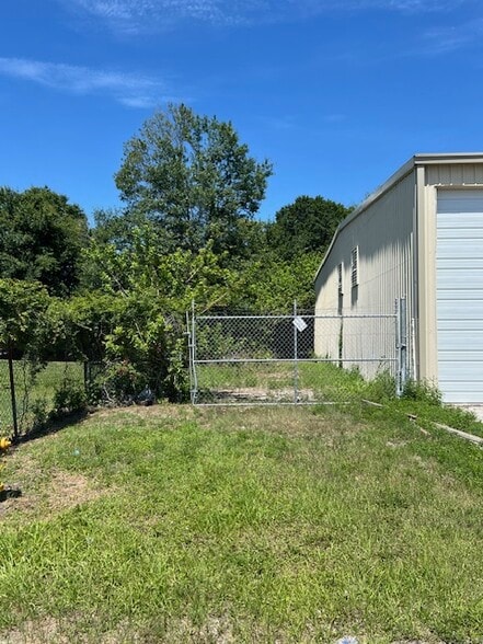 More Photos Of 205 Complex Dr, Lakeland Service For Lease