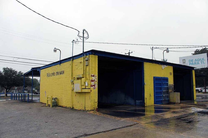 More Photos Of 2203 W Commerce St, San Antonio Specialty For Sale