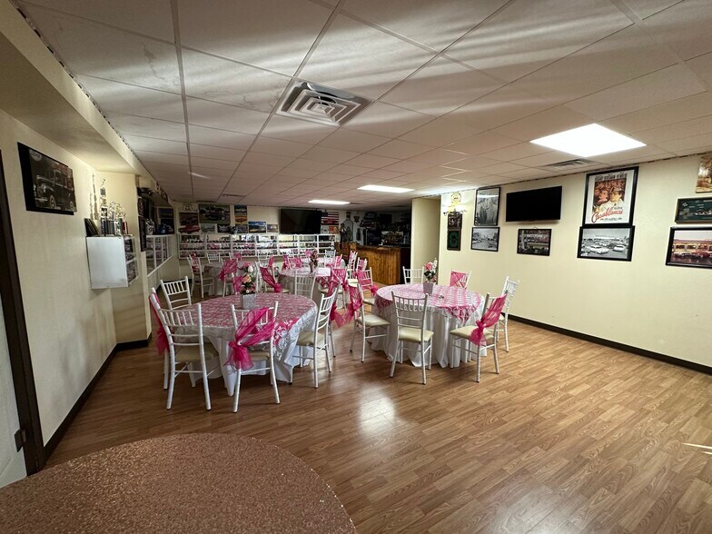 More Photos Of 3900 Davis St W, Dallas Flex For Sale