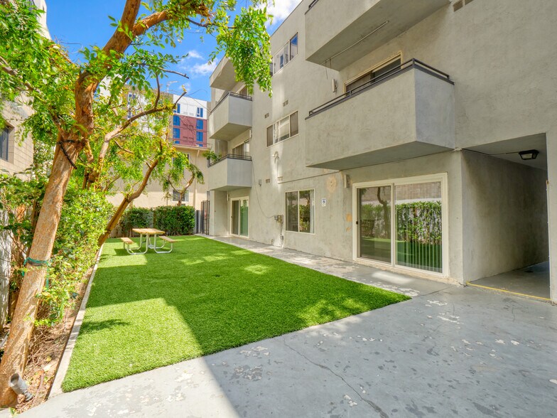 More Photos Of 5535 Carlton Way, Los Angeles Apartments For Sale