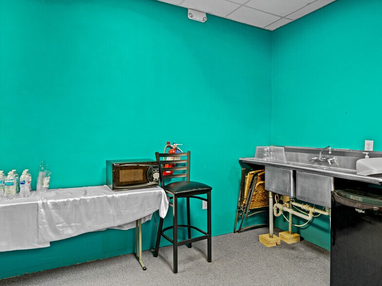 More Photos Of 125 S Main St, Hendersonville Storefront For Sale