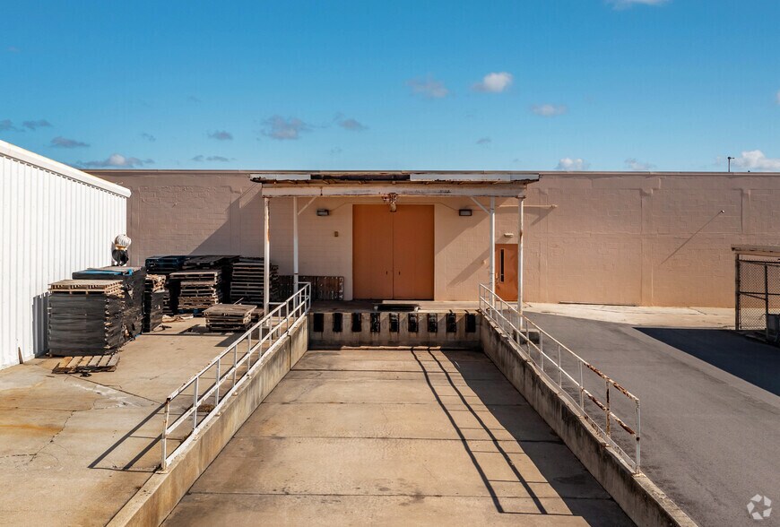 More Photos Of 5000 Park St N, Saint Petersburg Flex For Lease