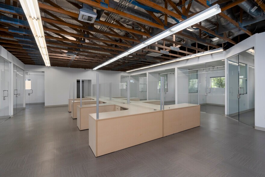 More Photos Of 7543 Woodley Ave, Van Nuys Office For Lease