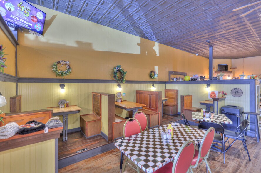 More Photos Of 108 W Walnut St, Smithville Restaurant For Sale