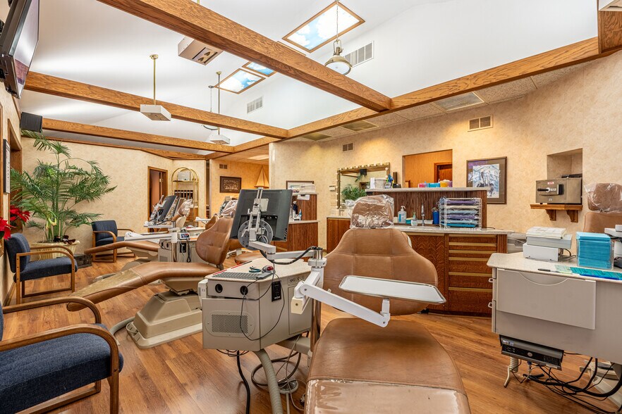 More Photos Of 915 N Milwaukee Ave, Libertyville Office For Sale