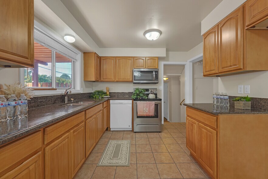 More Photos Of 9212 SE Bush St, Portland Specialty For Sale
