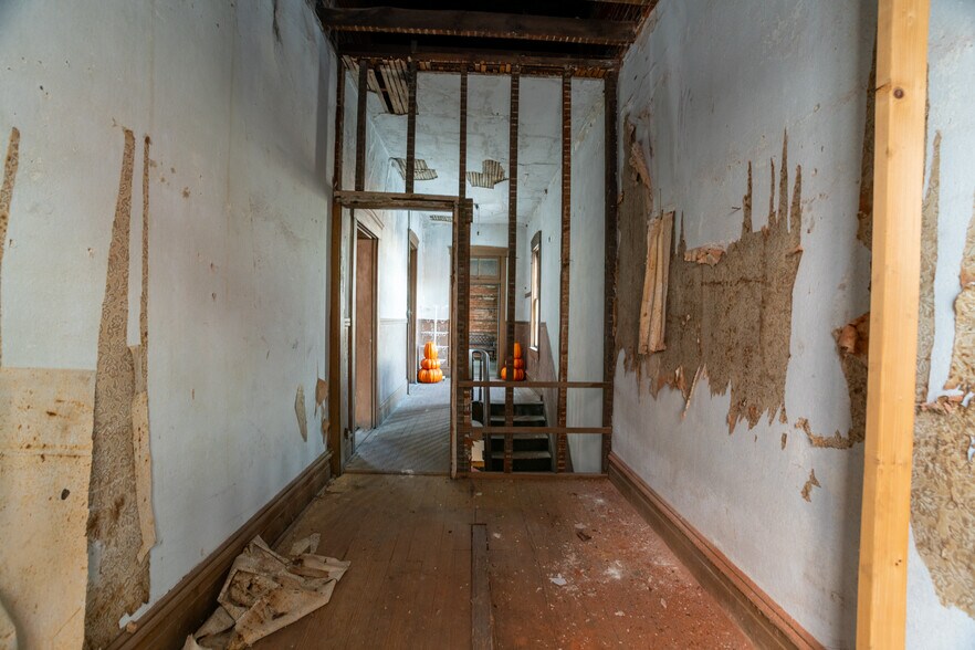 More Photos Of 217 W Main St, Washington General Retail For Sale