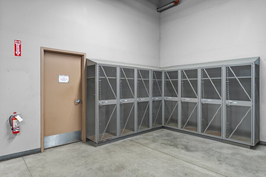 More Photos Of 11180 86th Ave N, Osseo Flex For Lease