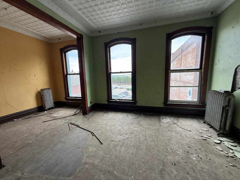 More Photos Of 101-123 Main St, Dubuque Storefront Retail Office For Sale