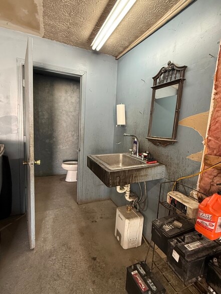 More Photos Of 916 Pleasant Grove Rd, Westmoreland General Retail For Sale