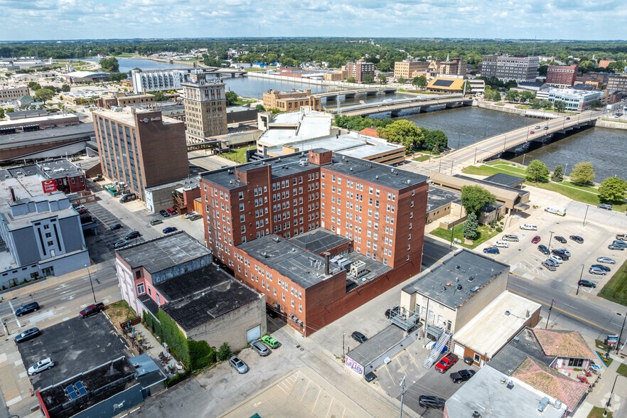 More Photos Of 209 W 5th St, Waterloo Apartments For Lease