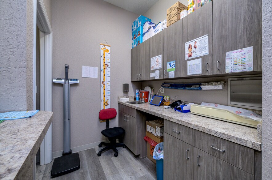 More Photos Of 6800-6810 Mariner Blvd, Spring Hill Office For Sale