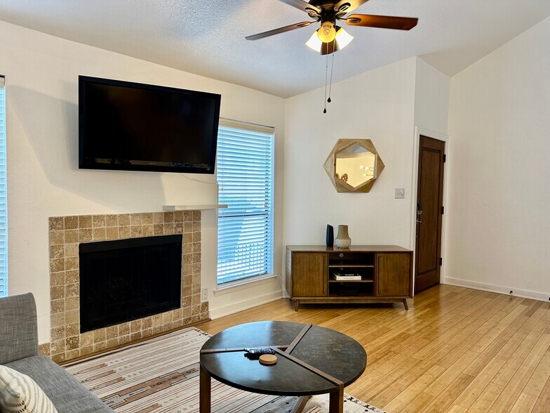 More Photos Of 708-800 S 1st St, Austin Multifamily For Sale