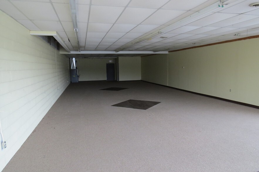 More Photos Of 5916 W State Road 10, Demotte Department Store For Sale