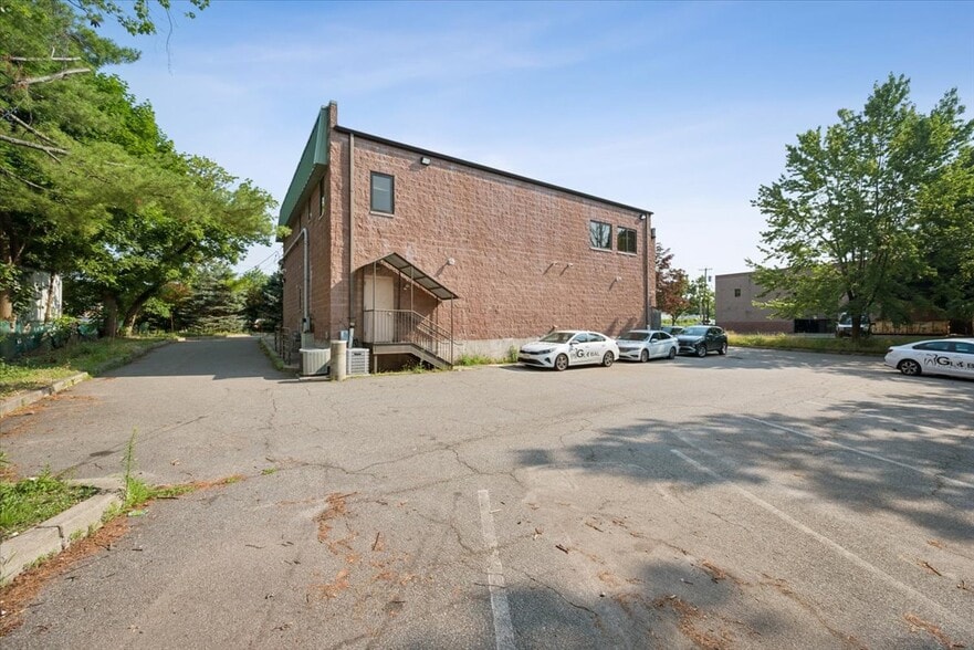 More Photos Of 144 12th St, Piscataway Light Distribution For Lease