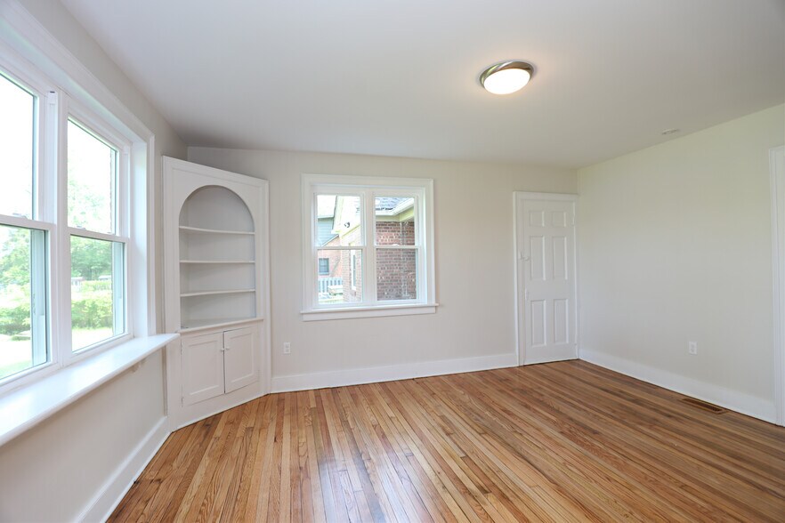 More Photos Of 669 Broadway, Ulster Park Hotel For Sale