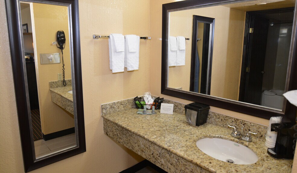 More Photos Of 810 Veterans Blvd, Del Rio Hotel For Sale