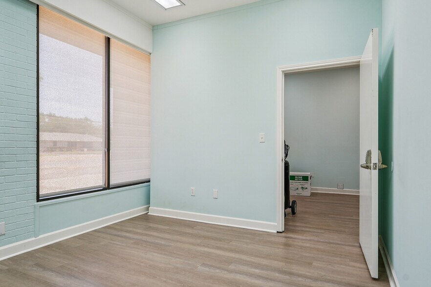 More Photos Of 396 W Main St, Lewisville Medical For Sale