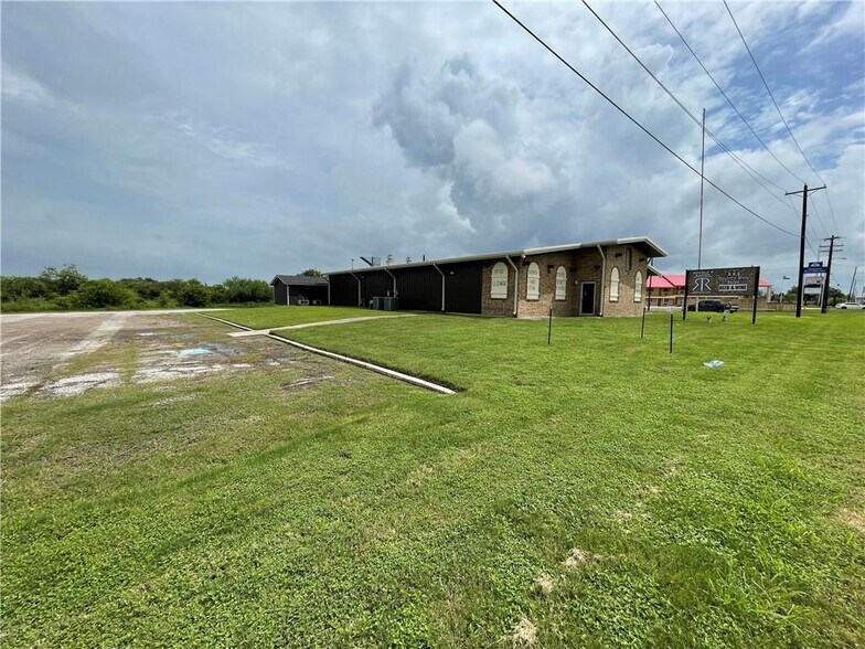 More Photos Of 1002 Victoria, Refugio Restaurant For Sale