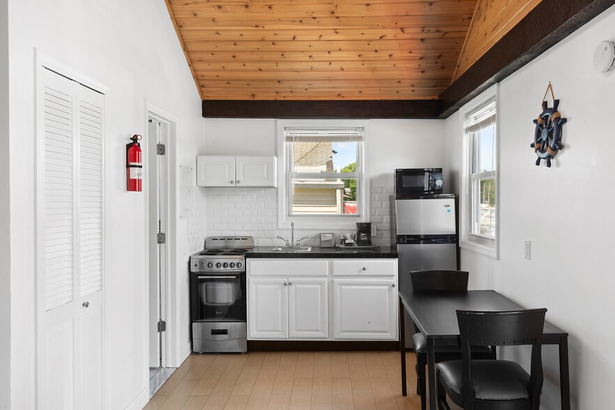 More Photos Of 72 Foster Ave, Hampton Bays Hotel For Sale