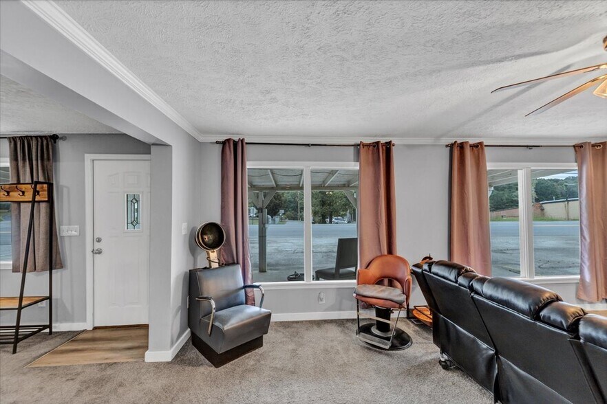 More Photos Of 6071 N Main St SE, Acworth Flex For Sale