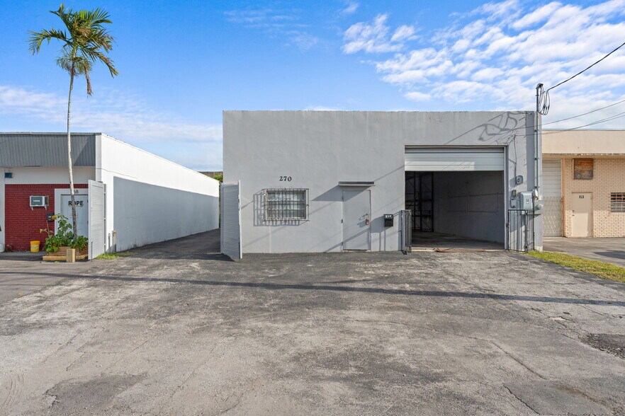 More Photos Of 272-280 SW 33rd St, Fort Lauderdale Showroom For Lease