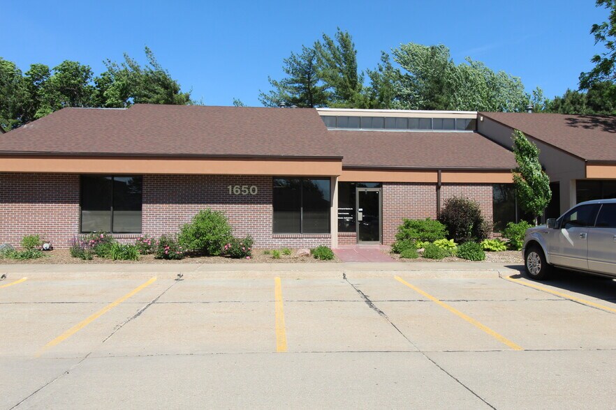 More Photos Of 1650 S 70th St, Lincoln Office For Lease