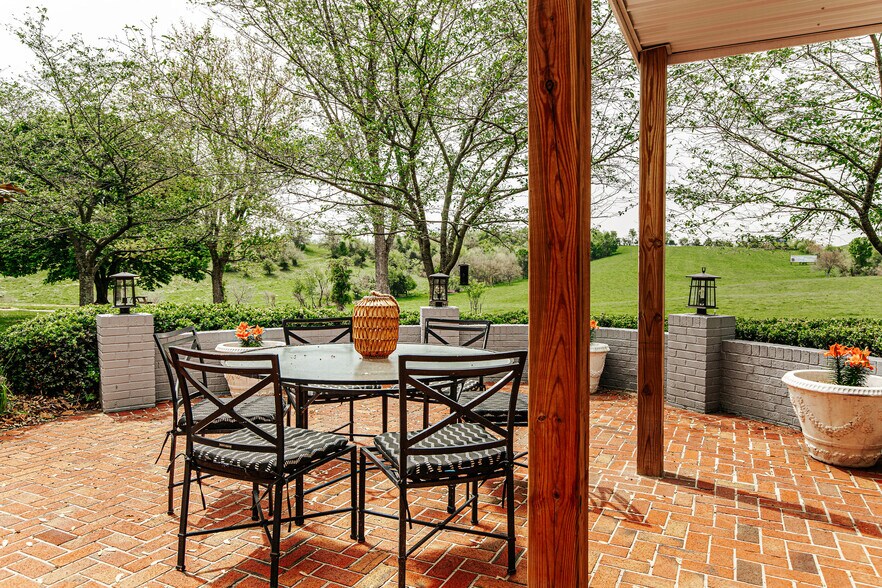 More Photos Of 1329 Commerce Rd, Staunton Hotel For Sale