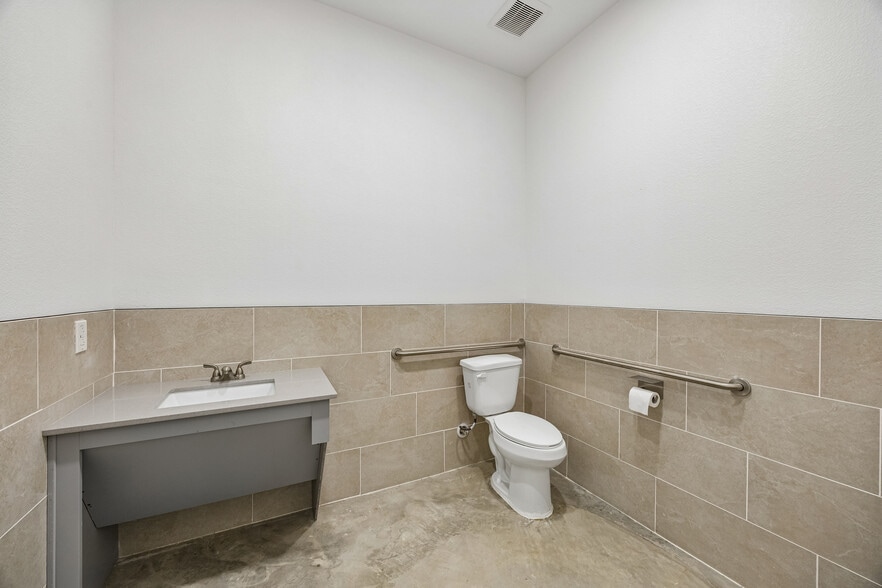More Photos Of 908 Cresthaven Dr, Euless Showroom For Lease