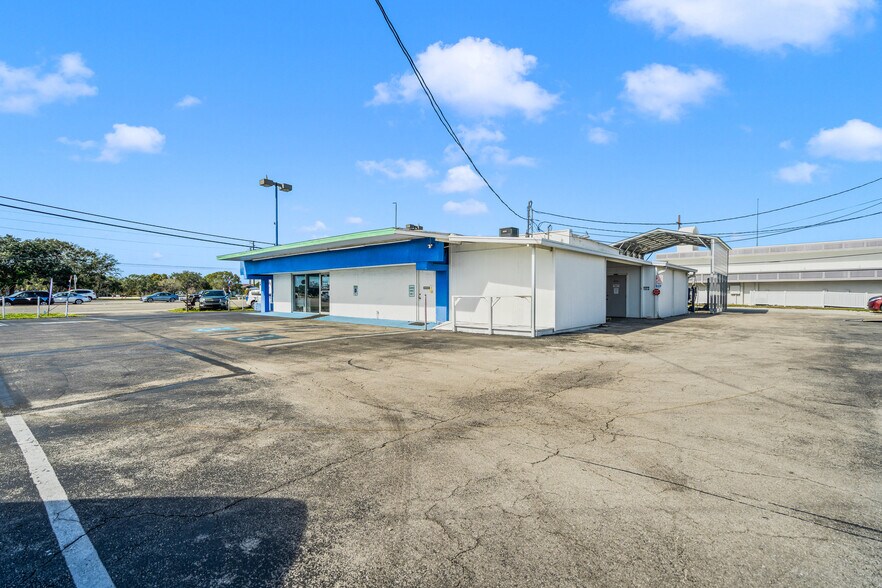 More Photos Of 5611 S Tamiami Trl, Sarasota Freestanding For Sale